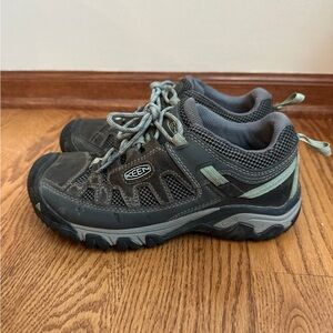 Keen Hiking Shoes Women’s Size 7